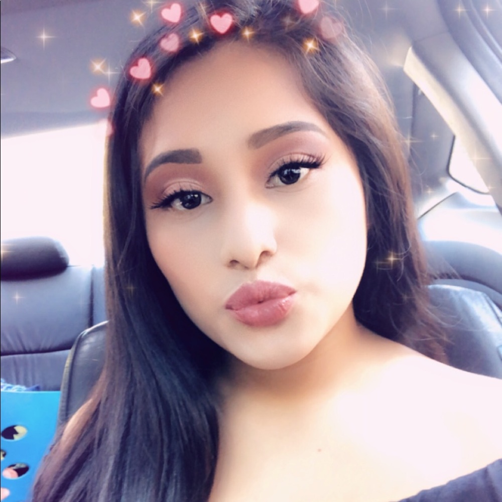 Meet your Posher, Yecenia